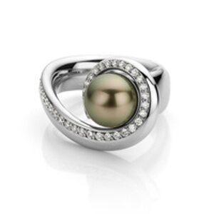 pearl ring by world luxury jeweller Hester Vonk Noordegraaf