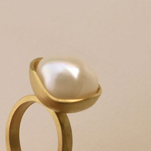 18kt gold ring with pearl - unique and handmade by Belgian jeweller Tineke Rigole